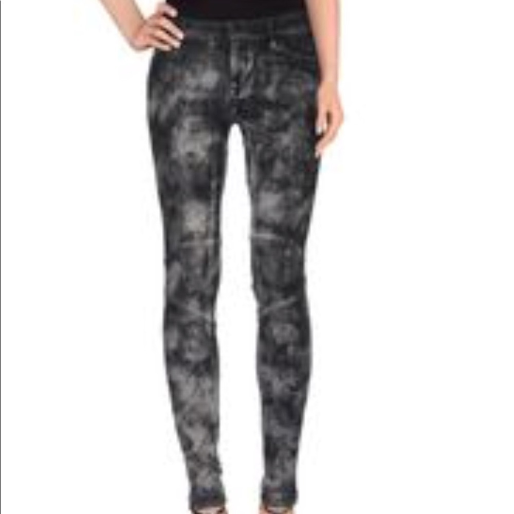 Chemical shade acid wash skinny jean